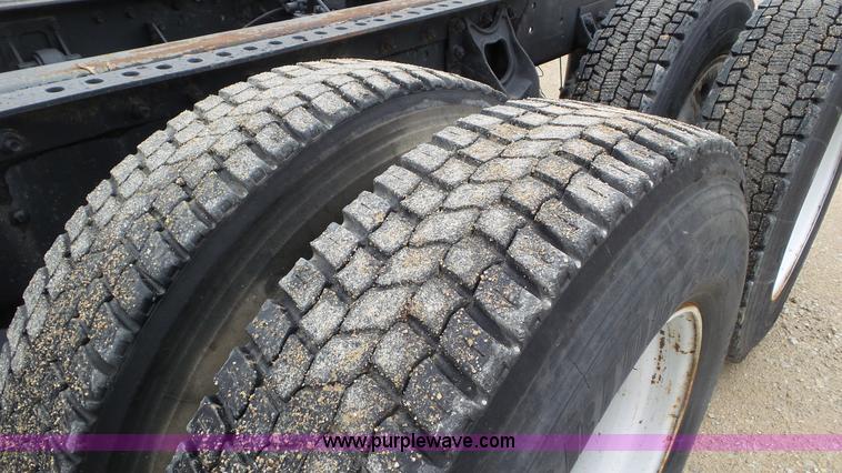 image for item L2058 1995 International 9400 semi truck