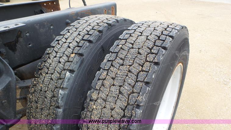 image for item L2058 1995 International 9400 semi truck