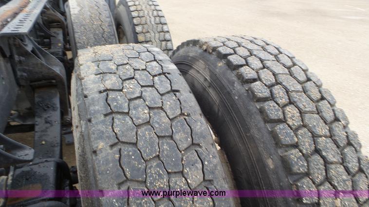 image for item L2058 1995 International 9400 semi truck