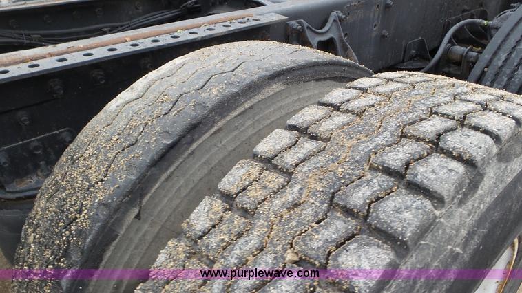 image for item L2058 1995 International 9400 semi truck