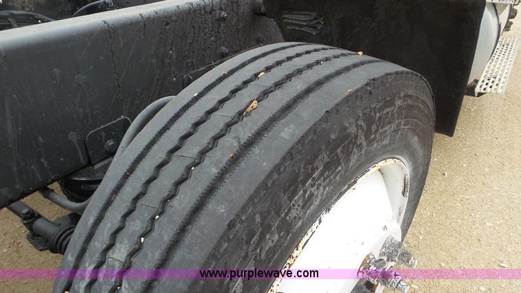 image for item L2058 1995 International 9400 semi truck