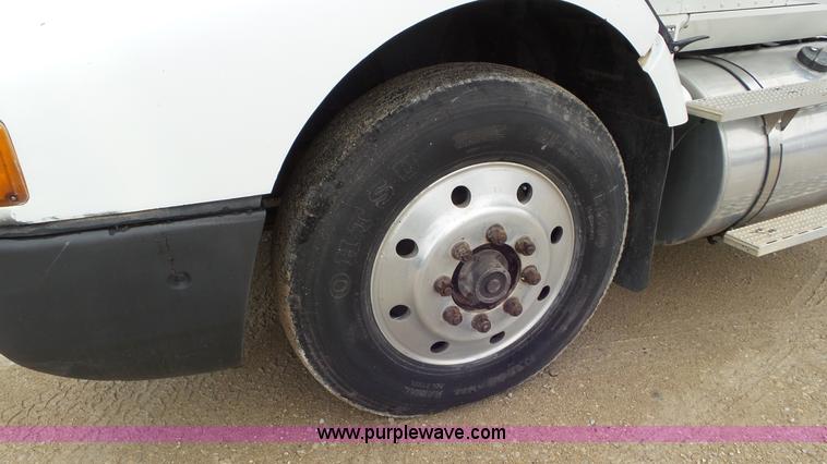 image for item L2058 1995 International 9400 semi truck