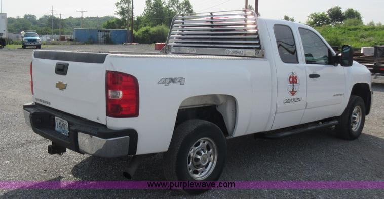 image for item L2793 2007 Chevrolet Silverado 2500 HD Ext. Cab pickup truck
