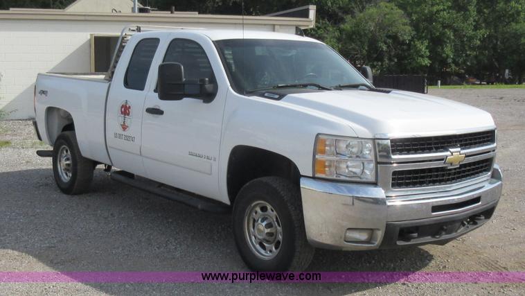 image for item L2793 2007 Chevrolet Silverado 2500 HD Ext. Cab pickup truck