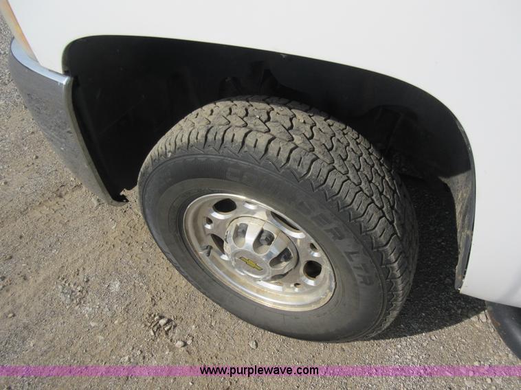 image for item L2793 2007 Chevrolet Silverado 2500 HD Ext. Cab pickup truck