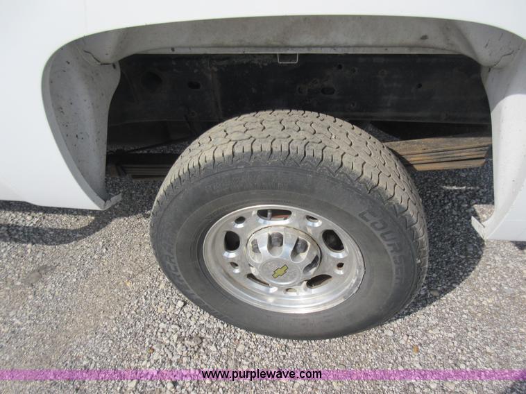 image for item L2793 2007 Chevrolet Silverado 2500 HD Ext. Cab pickup truck