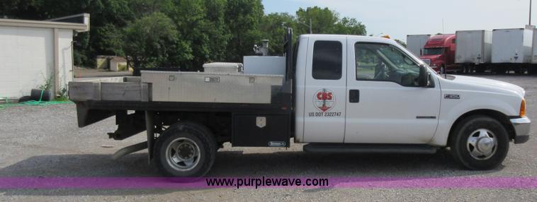 image for item L2796 1999 Ford F350 Super Duty SuperCab flatbed pickup truck