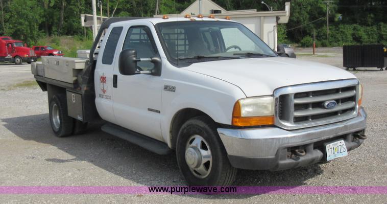 image for item L2796 1999 Ford F350 Super Duty SuperCab flatbed pickup truck