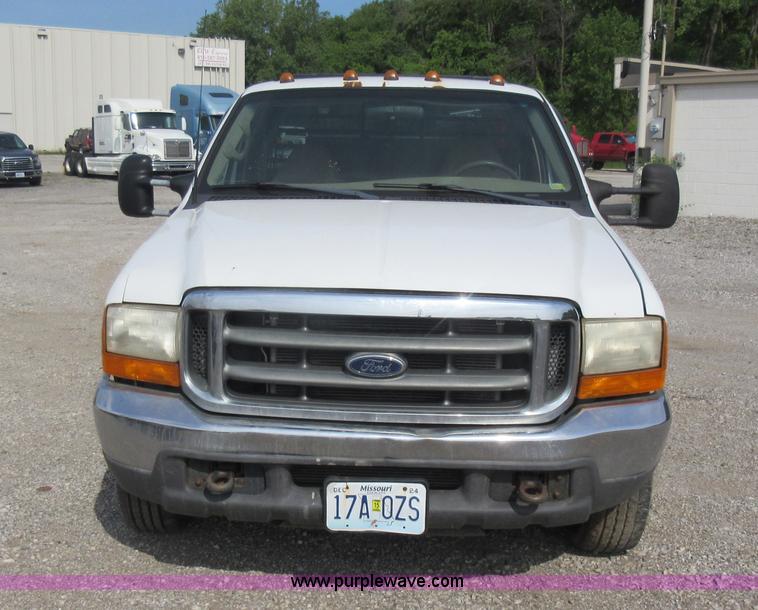 image for item L2796 1999 Ford F350 Super Duty SuperCab flatbed pickup truck