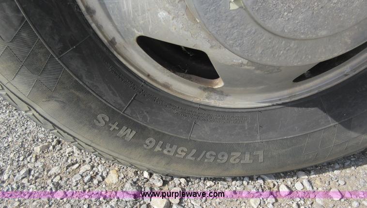 image for item L2796 1999 Ford F350 Super Duty SuperCab flatbed pickup truck