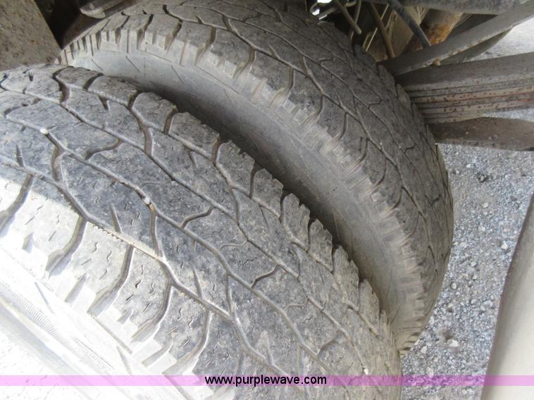 image for item L2796 1999 Ford F350 Super Duty SuperCab flatbed pickup truck