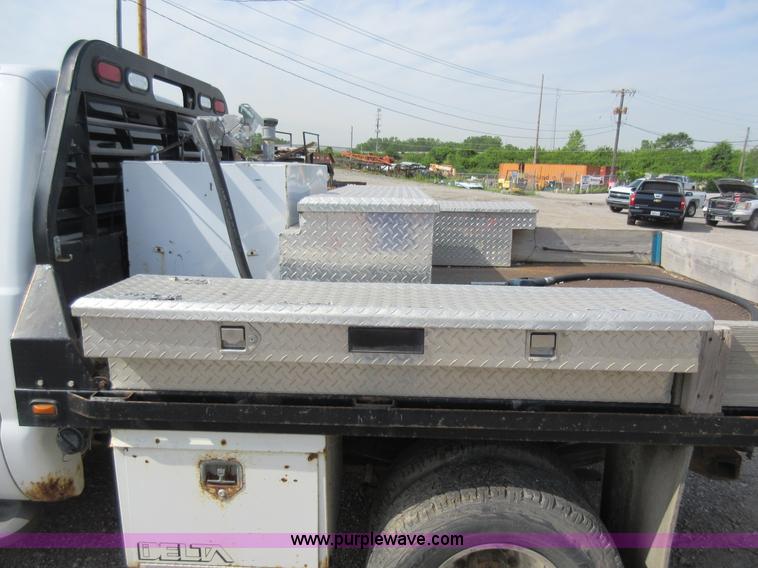 image for item L2796 1999 Ford F350 Super Duty SuperCab flatbed pickup truck