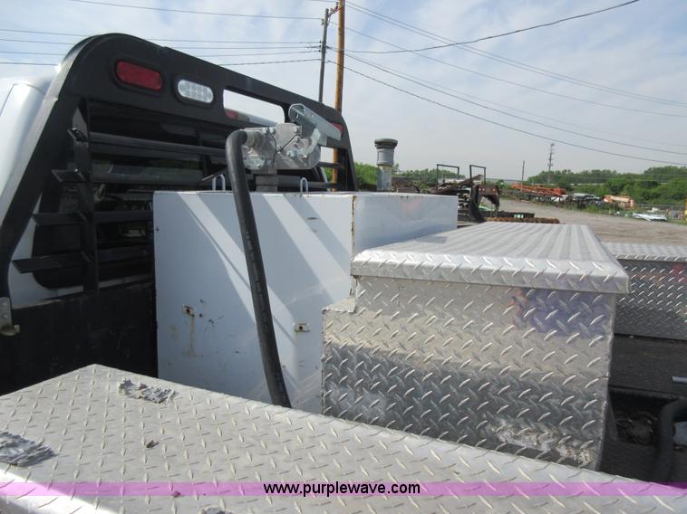 image for item L2796 1999 Ford F350 Super Duty SuperCab flatbed pickup truck