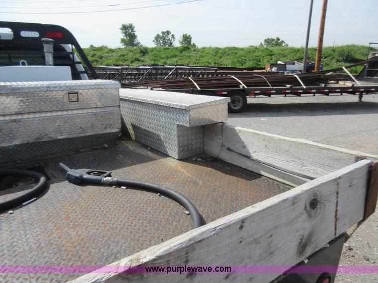 image for item L2796 1999 Ford F350 Super Duty SuperCab flatbed pickup truck