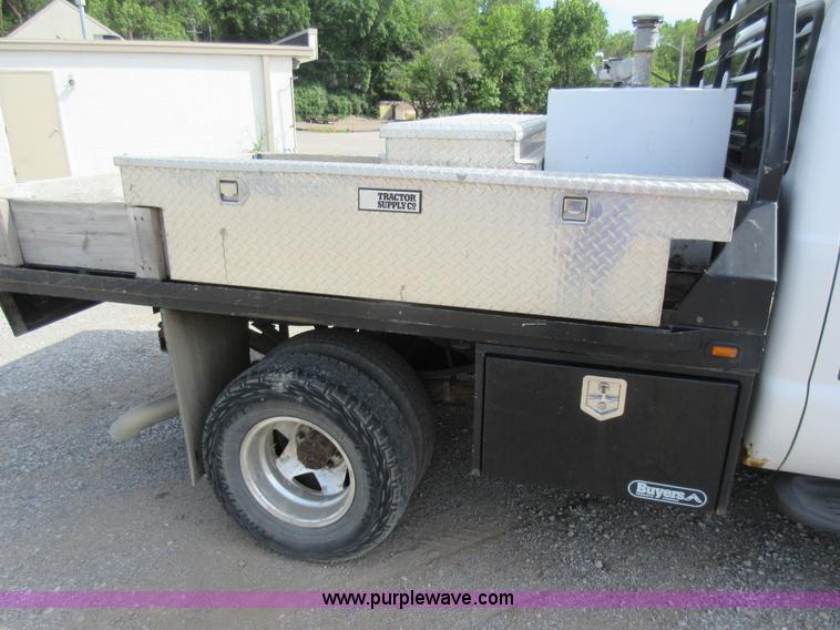 image for item L2796 1999 Ford F350 Super Duty SuperCab flatbed pickup truck