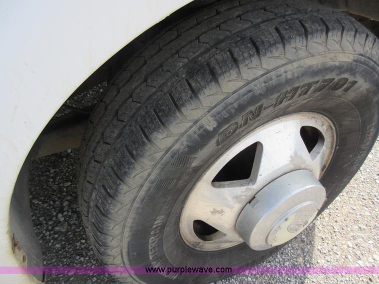 image for item L2796 1999 Ford F350 Super Duty SuperCab flatbed pickup truck