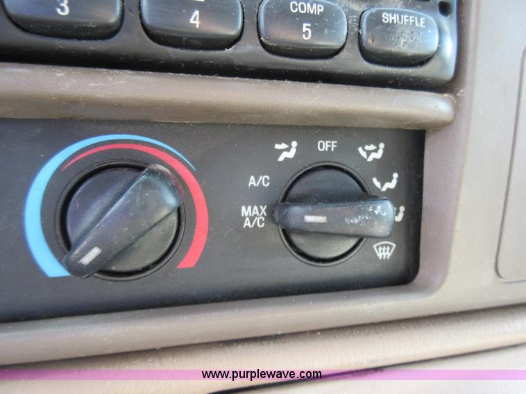 image for item L2796 1999 Ford F350 Super Duty SuperCab flatbed pickup truck