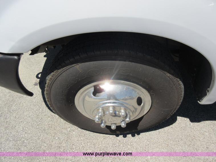 image for item L2828 2000 Ford F350 Super Duty flatbed pickup truck