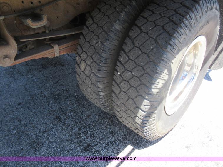 image for item L2828 2000 Ford F350 Super Duty flatbed pickup truck