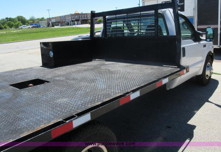 image for item L2828 2000 Ford F350 Super Duty flatbed pickup truck
