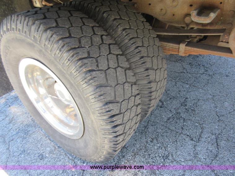 image for item L2828 2000 Ford F350 Super Duty flatbed pickup truck