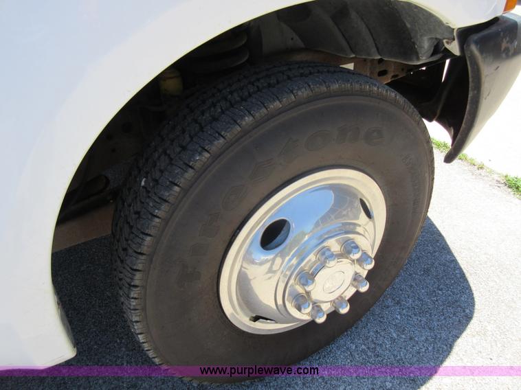 image for item L2828 2000 Ford F350 Super Duty flatbed pickup truck