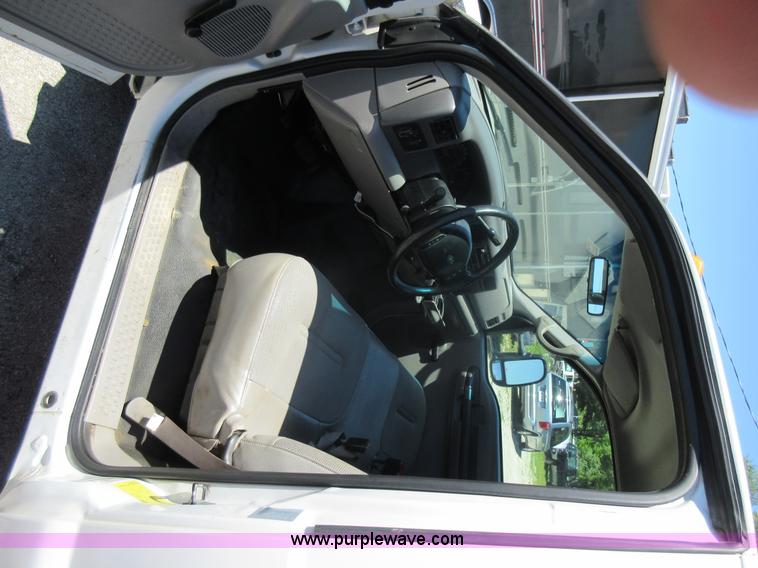 image for item L2828 2000 Ford F350 Super Duty flatbed pickup truck