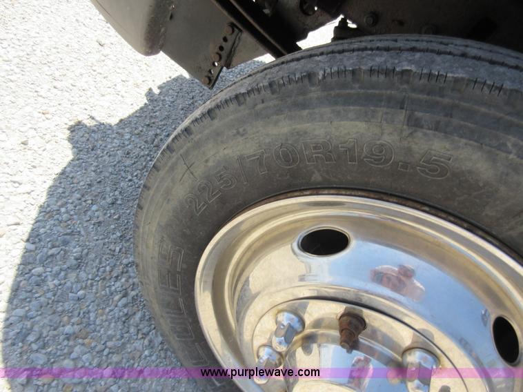 image for item L2831 2000 Ford F450 Super Duty dump truck