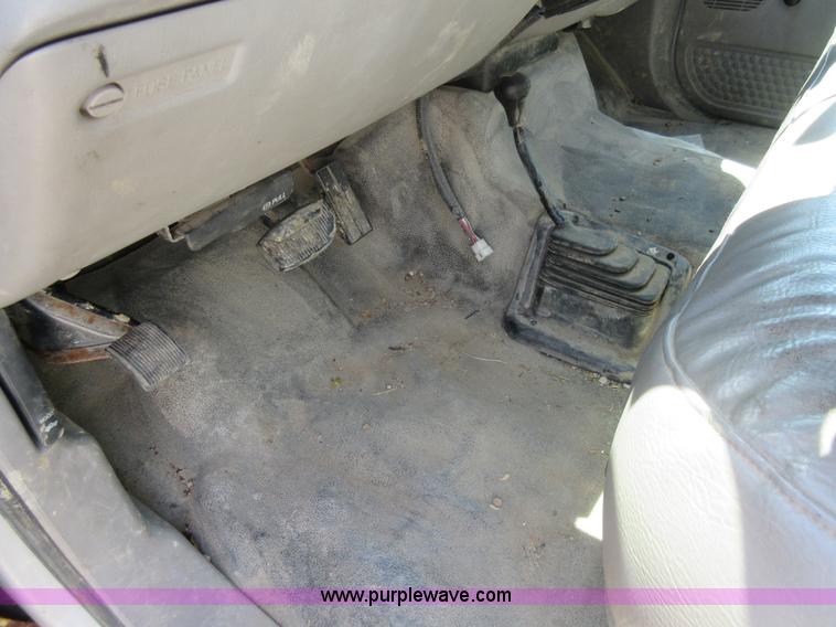 image for item L2831 2000 Ford F450 Super Duty dump truck