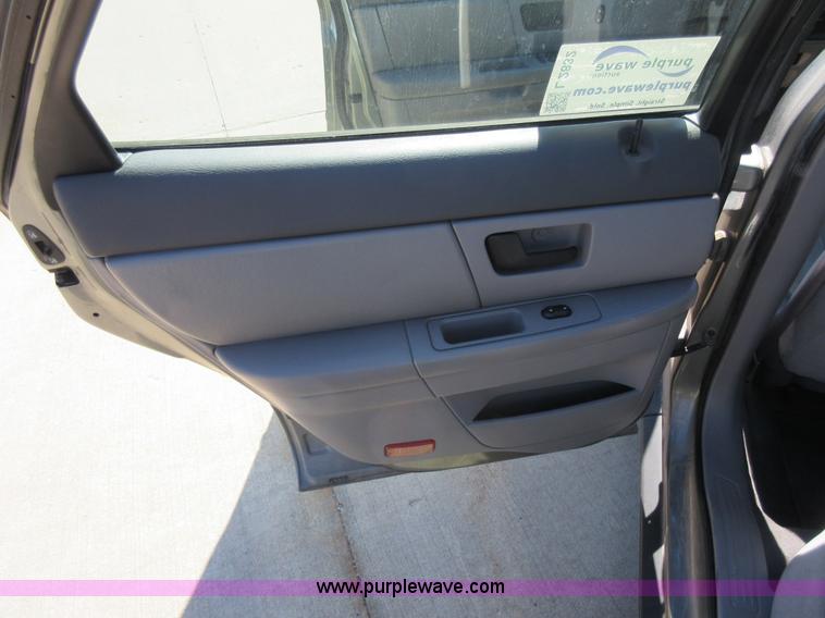 image for item L2832 2003 Ford Taurus SE