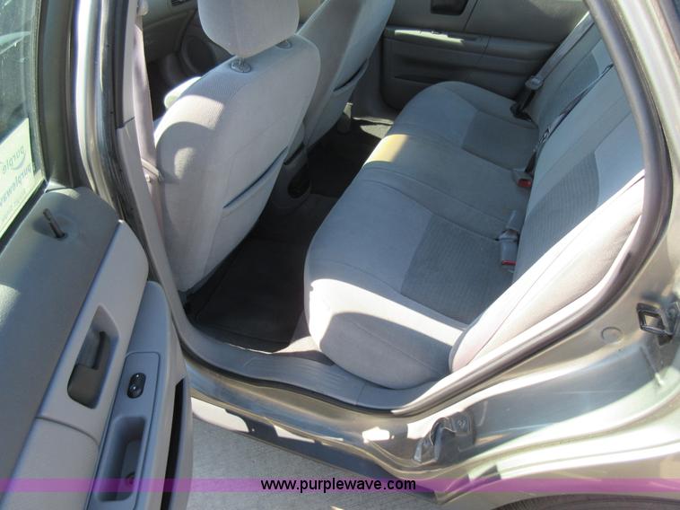 image for item L2832 2003 Ford Taurus SE