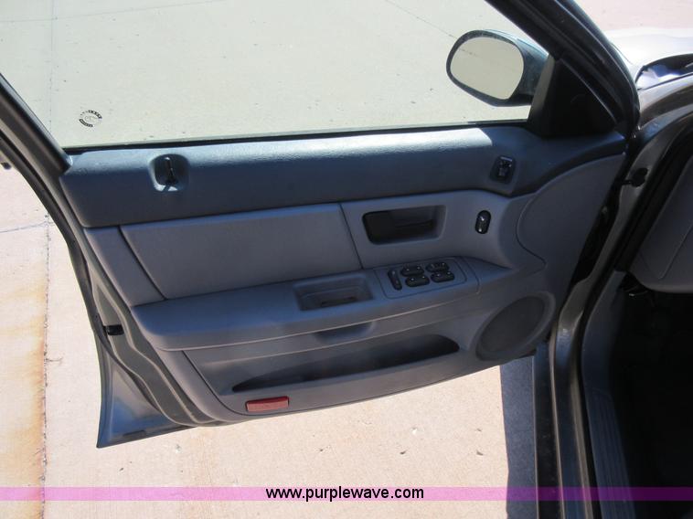 image for item L2832 2003 Ford Taurus SE