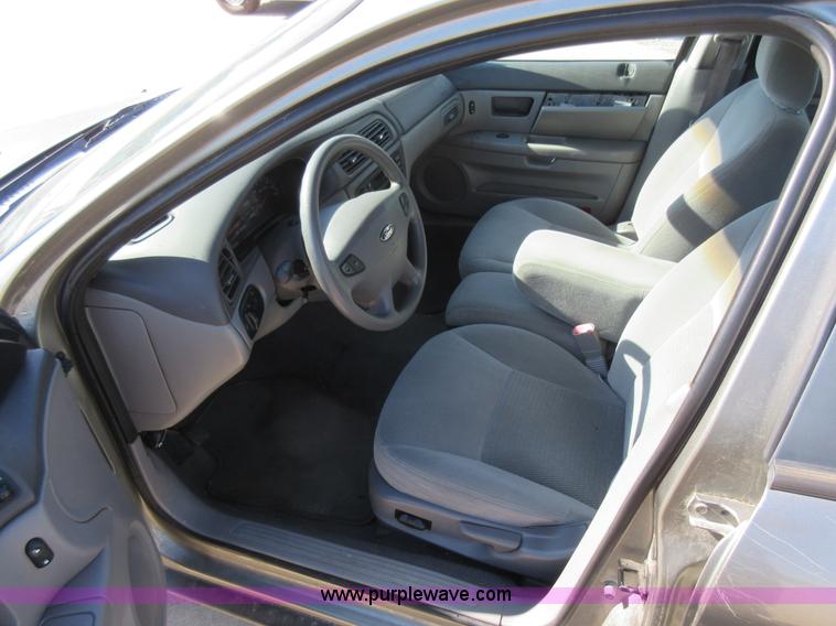 image for item L2832 2003 Ford Taurus SE