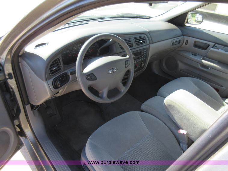 image for item L2832 2003 Ford Taurus SE