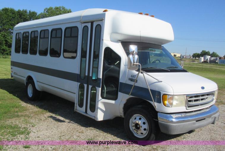 image for item L2833 1999 Ford Econoline E450 shuttle bus