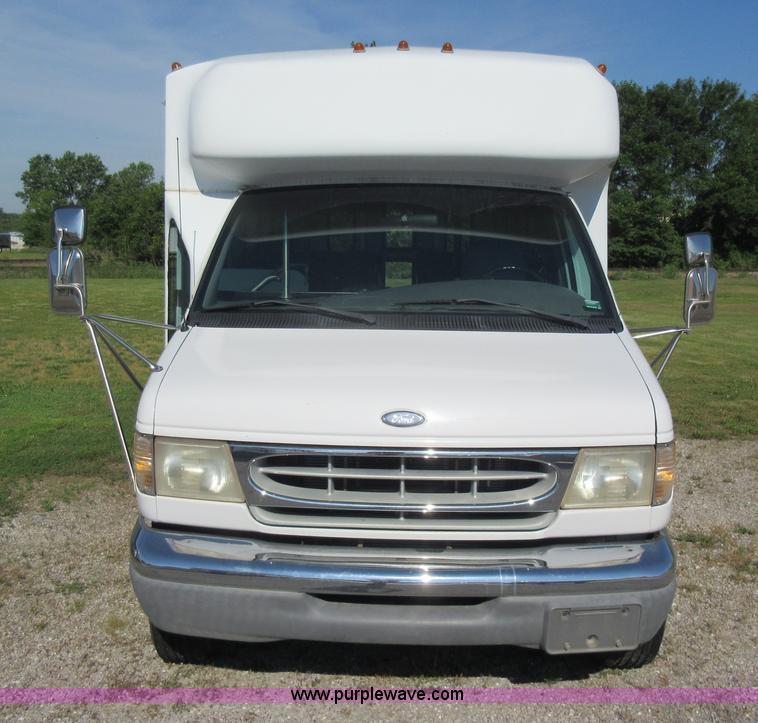image for item L2833 1999 Ford Econoline E450 shuttle bus
