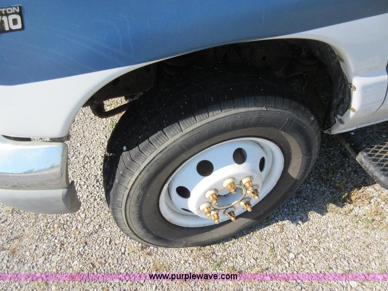 image for item L2833 1999 Ford Econoline E450 shuttle bus