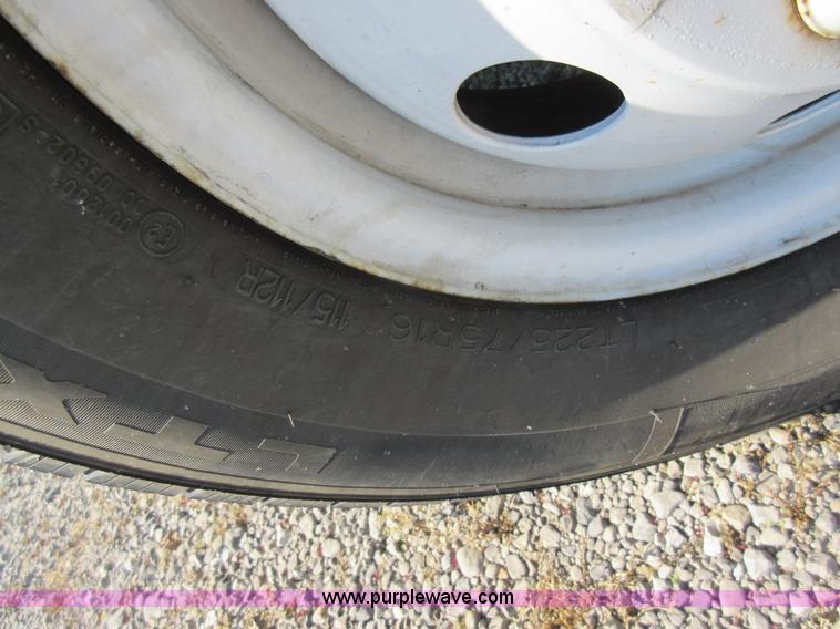 image for item L2833 1999 Ford Econoline E450 shuttle bus