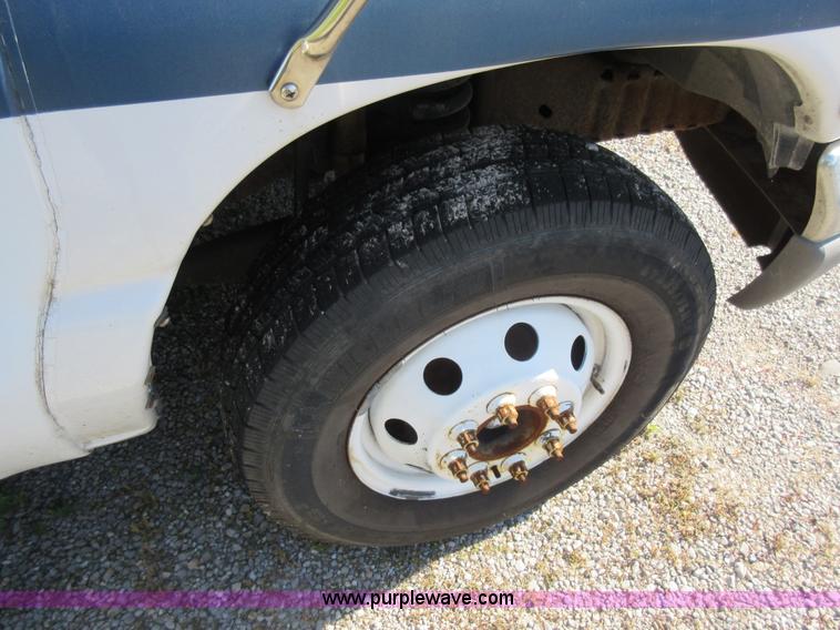 image for item L2833 1999 Ford Econoline E450 shuttle bus