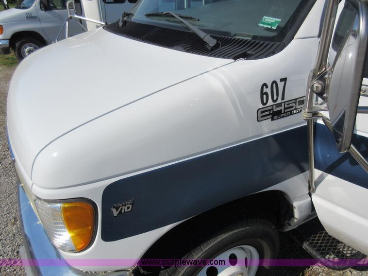 image for item L2833 1999 Ford Econoline E450 shuttle bus