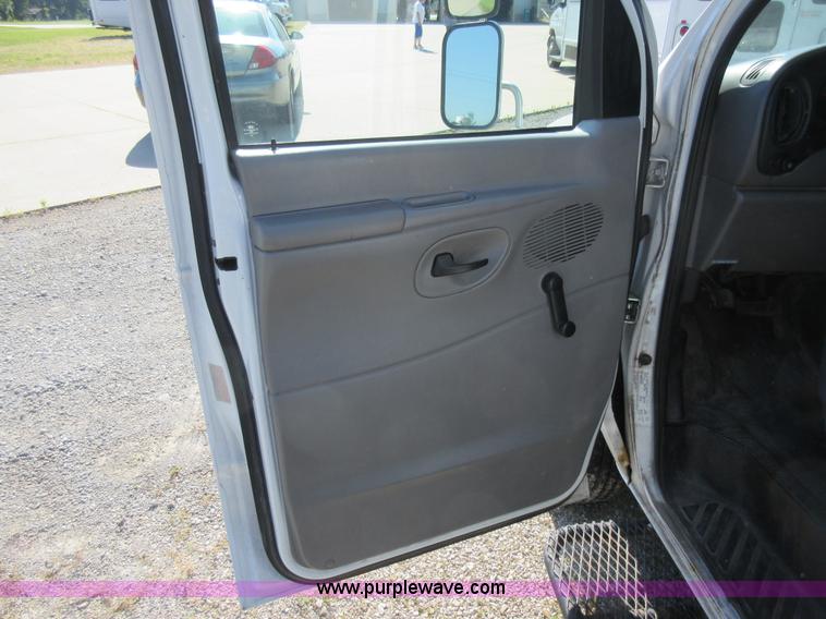 image for item L2833 1999 Ford Econoline E450 shuttle bus