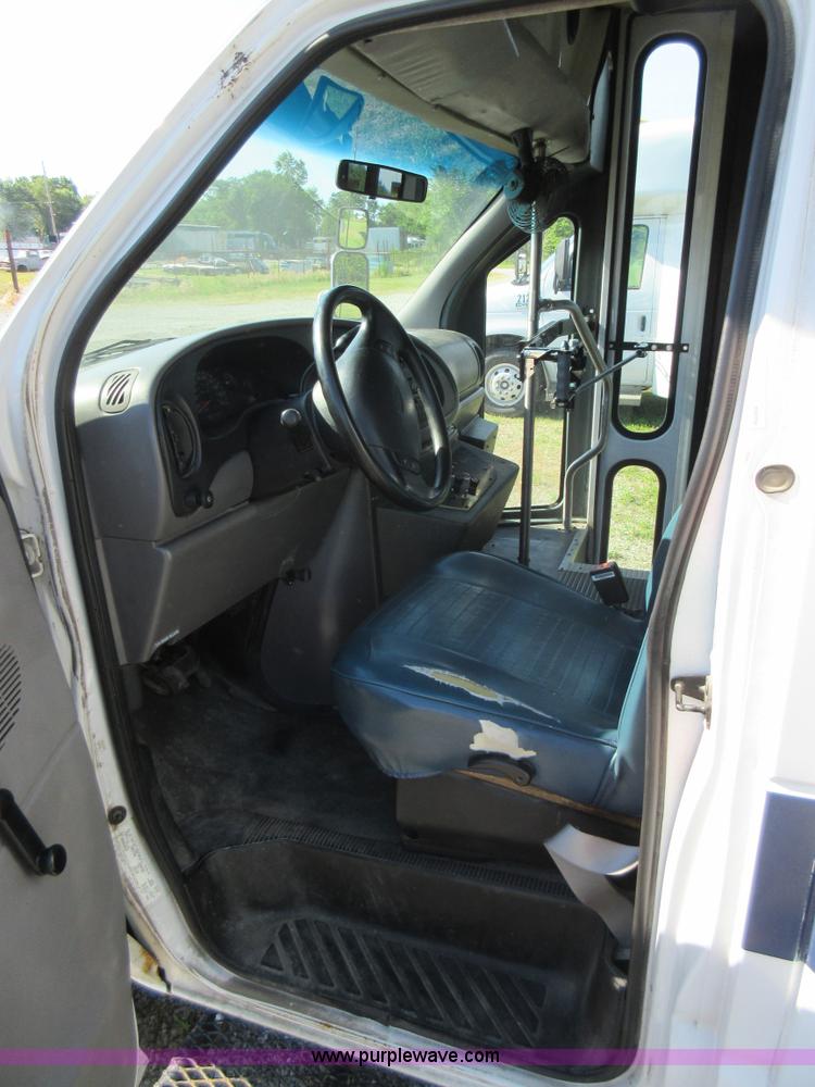 image for item L2833 1999 Ford Econoline E450 shuttle bus