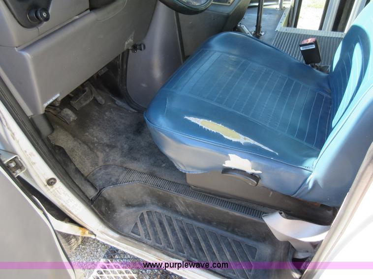 image for item L2833 1999 Ford Econoline E450 shuttle bus