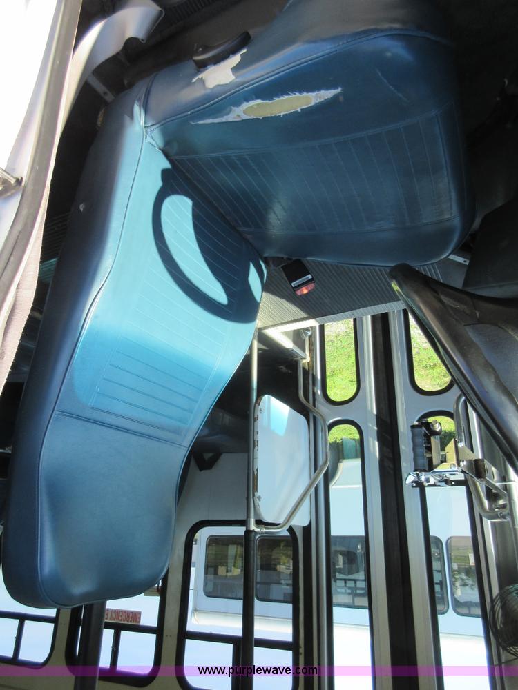 image for item L2833 1999 Ford Econoline E450 shuttle bus