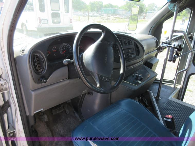 image for item L2833 1999 Ford Econoline E450 shuttle bus