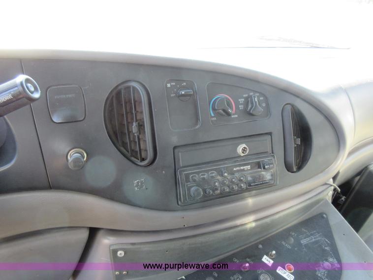 image for item L2833 1999 Ford Econoline E450 shuttle bus