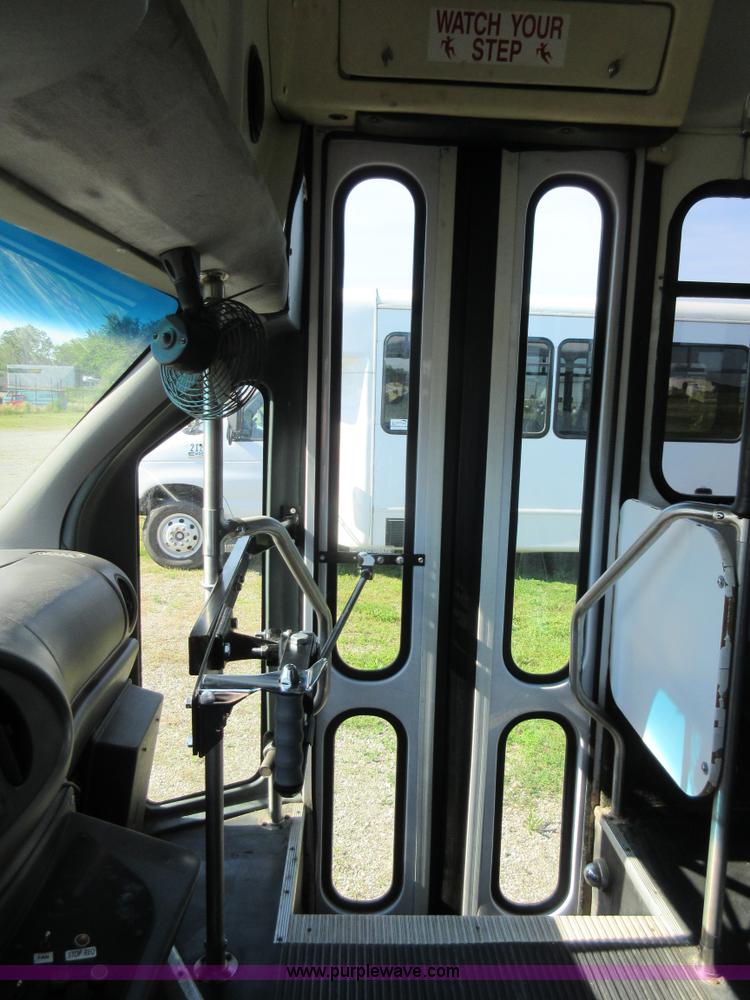 image for item L2833 1999 Ford Econoline E450 shuttle bus