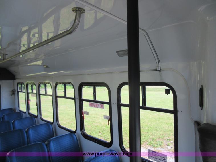 image for item L2833 1999 Ford Econoline E450 shuttle bus