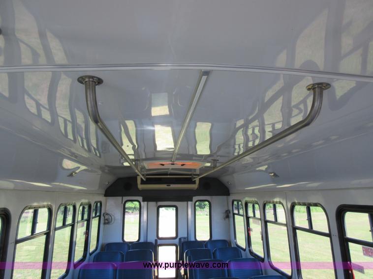 image for item L2833 1999 Ford Econoline E450 shuttle bus