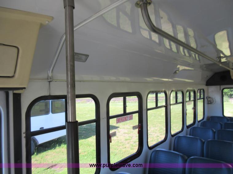 image for item L2833 1999 Ford Econoline E450 shuttle bus